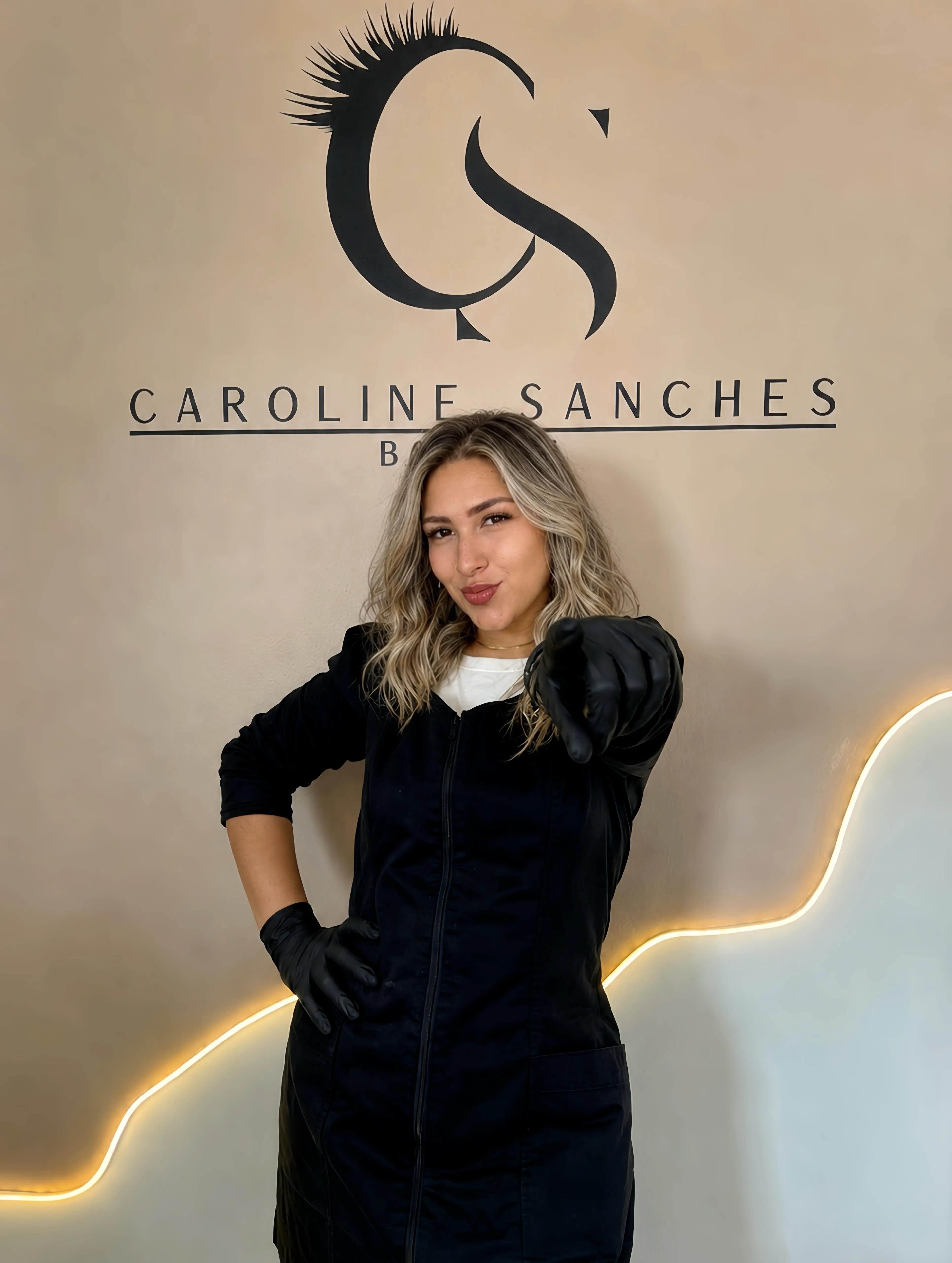 Caroline Sanches durante um atendimento no estúdio